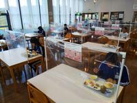 食事は一方向を向いて１人席でいただきました。