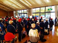 所員の方のお話をしっかり聞く子どもたちです。