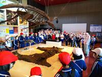 フタバスズキリュウの大きなレプリカの前で説明を聞きました。