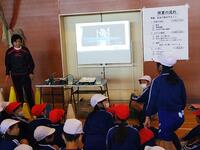 技のポイントを動画で確認します。