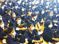 お話に耳を傾ける子どもたちでした。