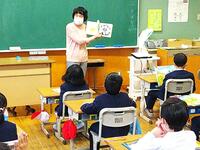 １年１組では長岡さんがお話をしてくださいました。