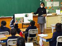 １年２組では佐藤清子さんがお話をしてくださいました。