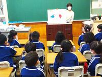 １年３組では宝槻澄子さんがお話をしてくださいました。