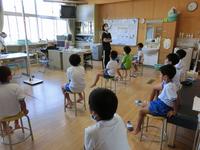 発育測定で感染予防の話を聞く1年生