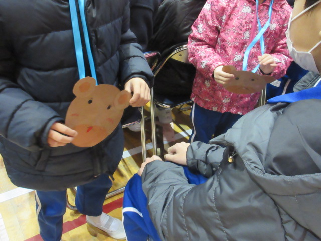 １年生からメダルのプレゼント