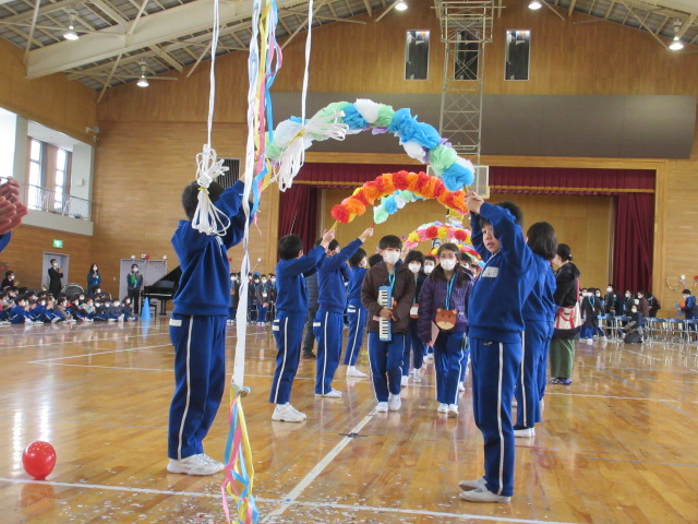 花のアーチでお見送り