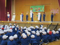 クイズ３　学校キャラクターデザインの元になっている果物は?