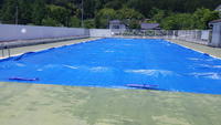 シートで覆われたプール