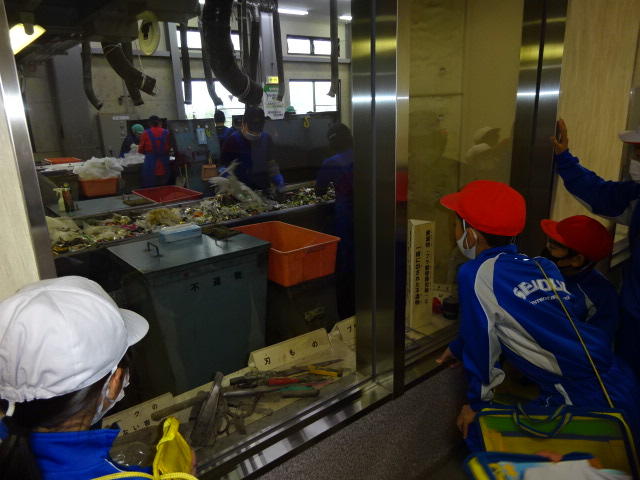 分別を手作業で行っている様子を真剣に見ていました。