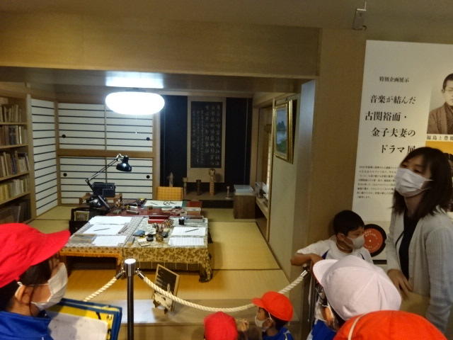 古関裕而先生は三つの机を回りながら作曲したそうです