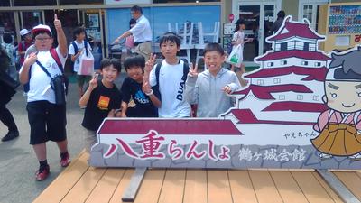 お土産屋さんの前で