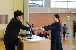 1年生代表が校長先生から任命書を受け取りました。