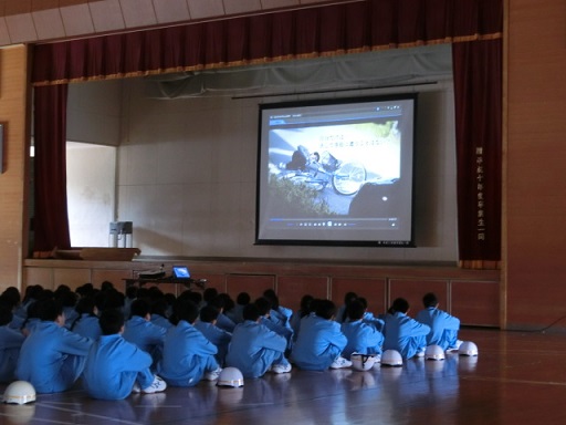 ビデオで自転車の事故の危険性を学びました。