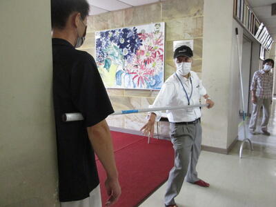 さすまたを使った訓練