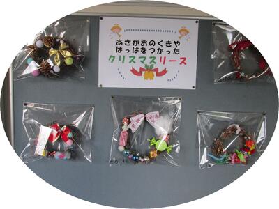 子どもたちの作品に季節感が表れています（１年生）