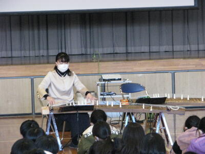 先生の手から，いろいろな奏法が繰り出されます。