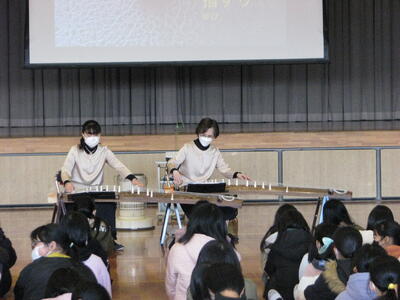 筝の調べに聴き入る子どもたち