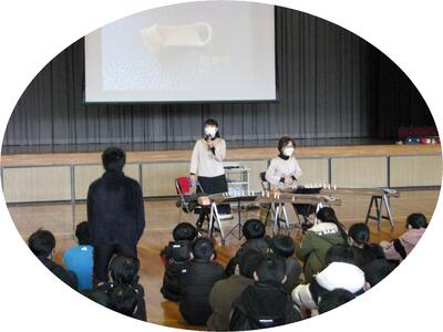 「どれくらい筝をひき続けていらっしゃるんですか。」