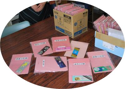 ラッピングした「読書の記録」と「手作りしおり」のプレゼント