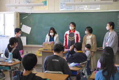 6年2組の子どもたちへ贈呈