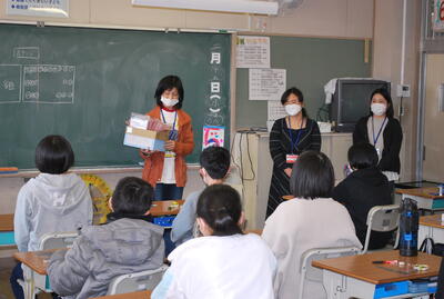 6年1組の子どもたちへ贈呈