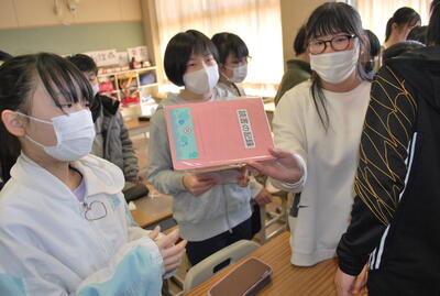 喜びに沸く6年生です