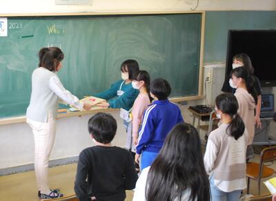 5年生の子どもたちからセレステ先生に