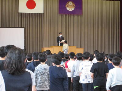 代表児童に修了証書を授与しました。