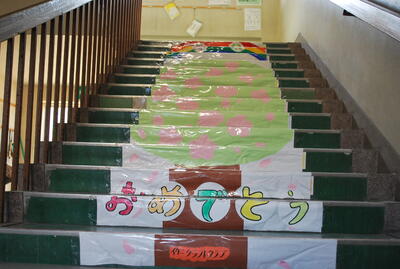 東階段を飾ってくれました。