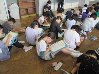 熱心にメモをとってお話をきく子どもたち