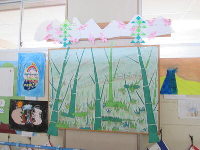 先生と子どもたちで素敵な竹林が