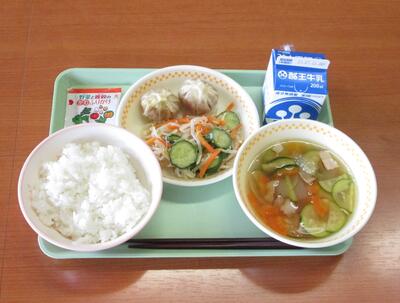 食材にはズッキーニなどの夏野菜が