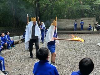 子どもたちの前に火の神が