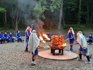 薪に点火されます。