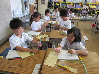 モール、ストロー、鉛筆、紙テープの長さを比べます。