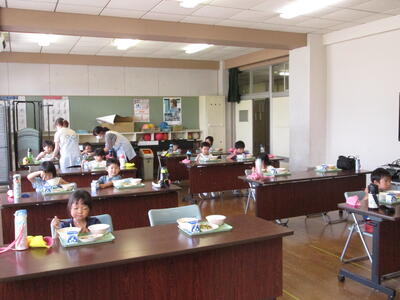 みんなで給食を味わっています。