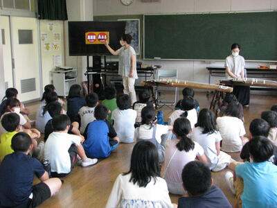 箏の琴の歴史や仕組みについて教えていただきました。