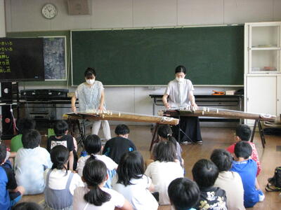 様々な奏法が駆使されています。