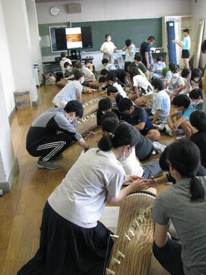 箏の体験教室がスタート