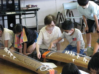 一人一人、教えていただきながら箏を演奏。