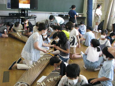 ほとんどの子が初めて箏に触れました。