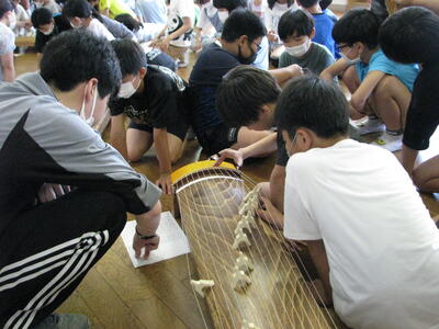 楽譜を見ながら「さくら さくら」