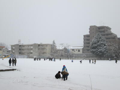 校庭で雪遊び