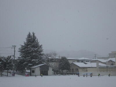 下校の時も雪が降り続いていました。