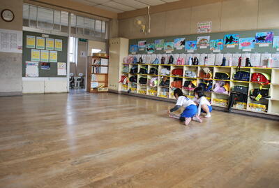 広々の教室で楽しく読書する子たちも見られました。