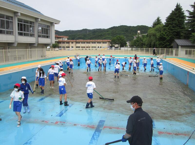 こちらのチームは、プール内の汚れを落とす作業です。