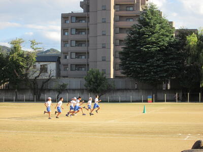 6年生の代表選手たちが練習をしていました。　