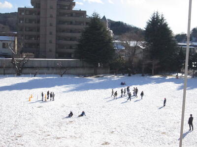 見学者も参加して、雪上「陣取りゲーム」で盛り上がってます。