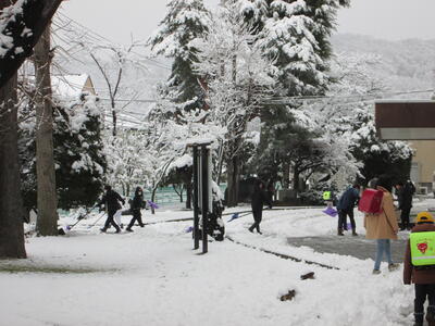 校舎北側、玄関前の雪をかいてくれています。